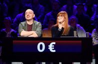 Wer weiß denn sowas? – Rateteam-Kapitän Bernhard Hoëcker (l.) mit Sängerin Katja Ebstein (r.).