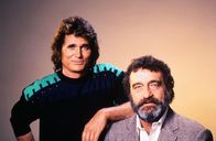 Ein Engel auf Erden – Der Engel Jonathan (Michael Landon, l.) ist in himmlischer Mission auf der Erde unterwegs. Unterstützt wird er von seinem Erdenfreund Mark (Victor French, r.).