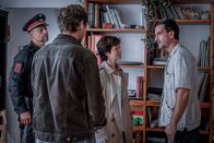 SOKO Linz – Anselm Kramer (Sönke Möhring, r.) wird bedroht und ist aus Furcht vor Racheakten mit seiner Familie nach Linz gezogen. Ben Halberg (Daniel Gawlowski, 2.v.l.) und Johanna "Joe" Haizinger (Katharina Stemberger, M.) nehmen die Ermittlungen auf.