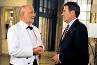Rote Rosen – ARD ROTE ROSEN FOLGE 1317 Uhr im ERSTEN. Gunter (Hermann Tolcke, r.) erfährt von Alfreds (Rolf Nagel, l.) gesundheitlichen Beschwerden und dass dieser so keine Kutsche lenken kann.