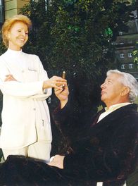 In aller Freundschaft – MDR Fernsehen IN ALLER FREUNDSCHAFT FOLGE 176, "Im Zweifel für den Angeklagten" Uhr. Zigarren sind in der Sachsenklinik nicht erlaubt: da macht auch Oberschwester Ingrid (Jutta Kammann) auch beim Patienten Daniel Esser (Dieter Thomas Heck) keine Ausnahme.