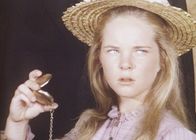 Unsere kleine Farm – Mary (Melissa Sue Anderson, r.) ist misstrauisch geworden, denn sie hat entdeckt, dass der neue Geistliche die Taschenuhr von Reverend Alden besitzt.