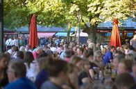 Im Bauch von ... – Der Münchner Viktualienmarkt lädt nicht nur zum Einkaufen, sondern auch zu einer Pause im Biergarten ein.
