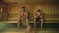 Everyone But Us – Olas Bruder Simon (Christopher Wagelin) rät Ola (Björn Gustafsson) das Thema Samenspende nicht auszuschließen.