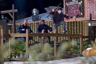 Zombieland – Nerd Columbus (Jesse Eisenberg, r.) hat die Angewohnheit, vor allem davonzulaufen, was ihm Angst einflößt. Eines Tages jedoch mutiert beinahe die gesamte Menschheit nach einer Virusinfektion zu Zombies. Bislang konnte das Weichei alle Zombie-Angriffe erfolgreich abwehren, weil er sich immer strikt an seine "47 Überlebensregeln für Zombieland" gehalten hat ...