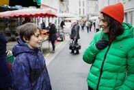 Auf und davon – Mona Vetsch mit Robin Almeida auf dem Markt im Dorf