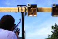 Hoagascht – Schütze des Königsschießens zielt auf Auerhahn, während ServusTV’s Hoagascht AT „Europäisches Schützenfest“ in Mondsee, Oberösterreich, Österreich am 31.08.2024.