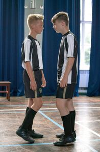 Jamie Johnson – Wieder einmal geraten Jethro (Miles Wallace, links) und Dillon (Patrick Ward) aneinander.