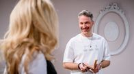 Sturm der Liebe – Miro (Pablo Sprungala, hinten) verwehrt Yvonne (Tanja Lanäus, vorne) einen Mitarbeiterrabatt.; ARD STURM DER LIEBE FOLGE 4296 Uhr im ERSTEN. Miro (Pablo Sprungala, hinten) verwehrt Yvonne (Tanja Lanäus, vorne) einen Mitarbeiterrabatt.