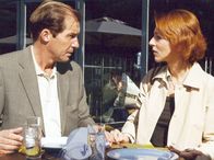 In aller Freundschaft – MDR Fernsehen IN ALLER FREUNDSCHAFT FOLGE 191, "Bekenntnisse" Uhr. Pia (Hendrikje Fitz) plagen an den schweren Verletzungen einer Patientin Schuldgefühle und sucht beim Interimschefarzt Dr. Meyerhoff (Michael Lesch) Verständnis und Trost.
