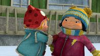 Snowsnaps' Winterspiele – Kiki lässt sich von Nele abklatschen.