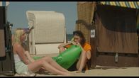 Urlaubsversuche – Lina (Linda Marie Roher) und Franka (Ronja Herberich) langweilen sich am Strand.