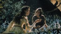 Die Legende – Die junge Prinzessin Lily (Mia Sara) besucht ihren Geliebten Jack (Tom Cruise) im geheimnisvollen Märchenwald, wo sie inmitten der zauberhaften Umgebung verborgene Geheimnisse erkunden.