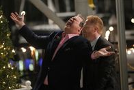 Modern Family – Mitchell (Jesse Tyler Ferguson, r.) hat sich etwas Besonderes einfallen lassen, um Cameron (Eric Stonestreet) zu seinem Geburtstag zu überraschen.
