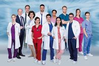 In aller Freundschaft - Die jungen Ärzte – v.l.n.r. hintere Reihe: Horst Günter Marx als Wolfgang Berger, Christian Beermann als Dr. Marc Lindner, Mike Adler als Dr. Matteo Moreau, Elisa Agbaglah als Dr. Emma Jahn, Luan Gummich als Mikko Rantala, Isabella Krieger als Viktoria Stadler, Lion Wasczyk als Florian Osterwald. vordere Reihe: Mirka Pigulla als Dr. Julia Berger, Marijam Agischewa als Prof. Dr. Karin Patzelt, Milena Straube als Rebecca Krieger, Philipp Danne als Dr. Ben Ahlbeck, Sanam Afrashteh als Dr. Leyla Sherbaz, Stefan Ruppe als Dr. Elias Bähr. Copyright: SRF/ARD