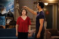 Call Me Kat – Kat (Mayim Bialik, l.); Max (Cheyenne Jackson, r.)