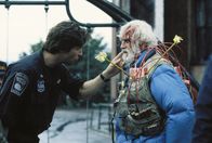 Explosiv - Blown Away – Schon bald erkennt Jimmy (Jeff Bridges hier mit Lloyd Bridges als Max O'Bannon) in den nahezu kunstvoll hergestellten Sprengkörpern den Stil Gaeritys wieder.