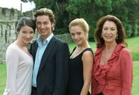 Rosamunde Pilcher: Wind über der See – Sophie Wepper (l.), Martin Kluge (2.v.l.), Iréna Flury (2.v.r.) und Daniela Ziegler (r.) in "Rosamunde Pilcher - Wind über der See".