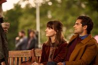 Normal People – Auf dem College scheint Marianne (Daisy Edgar-Jones, M.) ein neuer Mensch zu sein. Als selbstbewusste, junge Frau ist sie mit Gareth (Sebastian De Souza, r.) zusammen und steht im Mittelpunkt ihres Freundeskreises.