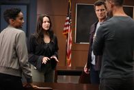 The Rookie – Harper (Mekia Cox, l.), Chen (Melissa O'Neil, 2.v.l.), Nolan (Nathan Fillion, 3.v.l.) und Bradford (Eric Winter, r.) wollen ihre Kollegin retten. Doch ohne Unterstützung außerhalb der Polizei sind sie auf sich alleine gestellt.