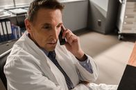 Der Bergdoktor – Dr. Kahnweiler (Mark Keller) teilt seinem Kollegen Martin Gruber mit, dass sein Patient Michael, ein stadtbekannter Hypochonder, tatsächlich schon mehrere kleine Herzinfarkte hatte.