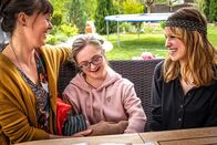 Lena Lorenz – Donna Mohrbutter (Malena Focht, M.) ist begeistert von Catharina Knuths (Victoria Schulz, r.) kleinem Sohn Sam. Auch ihre Mutter Saskia (Zora Thiessen, l.) lässt sich von Donnas Freude anstecken.