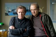 Großstadtrevier – Lothar Krüger (Peter Heinrich Brix, r.) traut seinen Ohren nicht. Seine Lebensgefährtin gesteht beim Verhör, dass sie seit 20 Jahren mit dem Rocker Dizzy Eisenbraun verheiratet ist. Dirk Matthies (Jan Fedder, l.) weiß, was diese Aussage für seinen ehemaligen Kollegen bedeutet.
