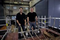 Eine kurze Geschichte über... – Dr.-Ing. Uwe Dorka, vom Forscherteam der Uni Kassel, demonstriert zusammen mit Mirko Drotschmann, dass es dank eines ausgeklügelten Mechanismus nur zwei Personen brauchte, um die Grabkammer der Cheops-Pyramide mit tonnenschweren Granitblöcken zu verschließen.