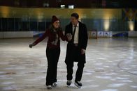 Bones - Die Knochenjägerin – BONES: Booth (David Boreanaz, R) teaches Brennan (Emily Deschanel, L) to skate in the second hour of the BONES 2-hour time period premiere "Double Trouble in the Panhandle/Fire in the Ice" airing Thursday, Jan. 22 (8:00-10:00 PM ET/PT) on FOX.