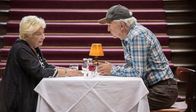 Altersglühen - Die Serie – Sie haben nur sieben Minuten Zeit, einander kennenzulernen: Christa Nausch (Brigitte Janner) und Volker Hartmann (Michael Gwisdek).