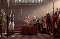 Victoria – v.l.n.r.: Prinz Ernest (David Oakes), Herzog von Coburg (Andrew Bicknell), Königin Victoria (Jenna Coleman), Prinz Albert (Tom Hughes), Erzbischof von Canterbury (Peter Ivatts), Herzogin von Kent (Catherine Flemming), Herzog von Wellington (Peter Bowles) und König Leopold (Alex Jennings).