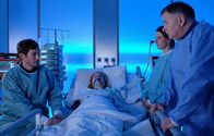 In aller Freundschaft – Jonas Holzer (Stefan Murr, li.) verbringt jede Minute am Bett seiner Frau Lilly (Diana Staehly, liegend). Dr. Maria Weber (Annett Renneberg, 2.v.re.) und Dr. Roland Heilmann (Thomas Rühmann, re.) sagen ihm, dass er für seine Frau im Moment nichts tun kann, aber seine drei neugeborenen Drillinge brauchen ihn jetzt. Doch Jonas kann nicht, er will bei seiner Frau bleiben.