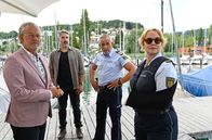 WaPo Bodensee – ARD WAPO BODENSEE, FOLGE 73, "Der Schuss" Uhr im ERSTEN. Robert Grimm (Rolf Kanies, l.) wird von Gregor Mertens (Lukas Spisser, 2.v.l.), Paul Schott (Tim Wilde, 2.v.r.) und Nele Fehrenbach (Floriane Daniel, r.) zu dem Toten auf seiner Yacht befragt.