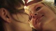 Kokon – Nora (Lena Urzendowsky, l.) verliebt sich in Romy (Jella Haase, r.).