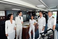 Das Traumschiff – Hannah Liebhold (Barbara Wussow, l.) stellt Kapitän Max Parger (Florian Silbereisen, 2.v.r.), Staff-Kapitän Martin Grimm (Daniel Morgenroth, r.) und Dr. Jessica Delgado (Collien Ulmen-Fernandes, M.) ihren Trainee Oliver Sander (Maximilian Gehrlinger, 2.v.l.) vor.