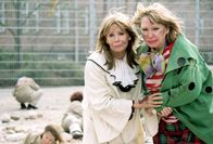 Hinter Gittern - Der Frauenknast – Rückblick: Jeanette (Christine Schuberth, li.) und Ilse (Christiane Reiff) erkennen schockiert, was die Bombe angerichtet hat...