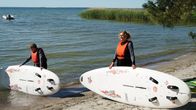 Tietjen campt – Bettina Tietjen und Wigald Boning beim Windsurfen