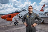 Top Guns: Die nächste Generation – Commander Justin Estrada posiert neben einer T-45. (Quelle: National Geographic/Freddie Claire)