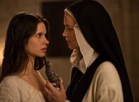 Benedetta – Zwischen Benedetta (Virginie Efira, rechts) und der Novizin Bortolomea (Daphné Patakia) kommt es zu sinnlich-begehrenden Augenblicken.