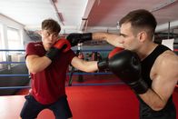 SOKO Stuttgart – Nachdem Dennis Paschke (Oscar Nadermann, l.) und sein Kontrahent Nils Willmer (Arbias Kuçi, r.) bei einem Boxkampf erneut aneinandergeraten sind und sich Nils unsportlich verhält, wird dieser des Boxclubs verwiesen. Als Nils kurz darauf getötet in seinem Pkw aufgefunden wird, steht Dennis unter dringendem Tatverdacht. Ging die Fehde der beiden jungen Männer über den Boxring hinaus?