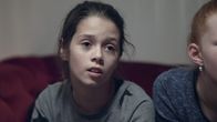 Mathildas Weg – Selma hält fest zu ihrer besten Freundin Mathilda.