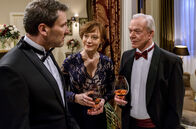 Sturm der Liebe – Christoph (Dieter Bach, l.) erfährt, dass Werner (Dirk Galuba, r.) und Susan (Marion Mitterhammer, M.) für die Verhaftung seines Sohnes verantwortlich sind.