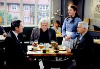 Rote Rosen – ARD ROTE ROSEN FOLGE 1687 Uhr im ERSTEN. Thomas (Gerry Hungbauer, r. mit Maria Fuchs, 2.v.r.) und Gunter (Hermann Toelcke, l.) planen gemeinsam, Jan Dieck (Heinrich Rolfing, 2.v.l.) zu zermürben und so aus Lüneburg zu vertreiben. Doch der erweist sich als extrem hartnäckig.