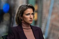 Kolleginnen – Julia (Natalia Belitski, r.) versucht, mit den eigenwilligen Dorfbewohnern zu sprechen, um Hintergründe zu erfahren.