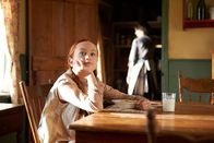 Anne auf Green Gables – Anne Shirley (Ella Ballentine) träumt.