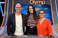 Quizduell - Olymp – Moderatorin Esther Sedlaczek (M.) mit den Kandidaten des Teams "Hauptstadt": Matthias Deiß (l.) und Shakuntala Banerjee (r.)