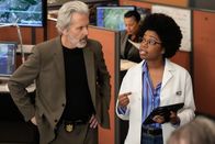 Navy CIS – Alden Parker (Gary Cole, l.) Kasie Hines (Diona Reasonover, r.)