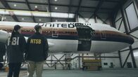 Mayday - Alarm im Cockpit – REENACTMENT - NTSB-Ermittler Ron Schleede (gespielt von Christopher Morris) und ein FBI-Bombenexperte treffen in Honolulu, Hawaii, ein, um die Ursache der Explosion an Bord von United Airlines Flug 811 zu ermitteln, die neun Passagiere das Leben kostete. (Cineflix 2023)
