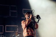 Beirut – Die Band Beirut stellt beim Auftritt im Berliner Tempodrom 2024 ihr siebtes Album „Hadsel“ vor. Ihr Stil zeichnet sich durch die subtile Verbindung von slawischen Melodien und amerikanischem Folk aus.