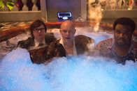 Hot Tub Time Machine 2 – Als Lous (Rob Corddry, M.) Penis angeschossen wird, beschließt er, gemeinsam mit Nick (Craig Robinson, r.) und Jacob (Clark Duke, l.) und mithilfe des Zeitreise-Whirlpools in die Vergangenheit reisen, nicht ahnend, dass sie in der Zukunft landen werden ...